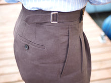 Laden Sie das Bild in den Galerie-Viewer, Dark brown chockolade linen trousers with pleated front and side adjusters