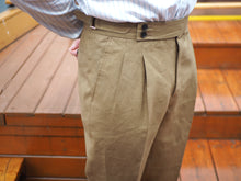 Laden Sie das Bild in den Galerie-Viewer, Pleated Linen pants with side adjusters for Classic menswear afficionados 
