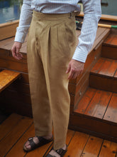 Laden Sie das Bild in den Galerie-Viewer, Double pleats and side adjusters adds sophistication to the summer essential trousers made from irish linen