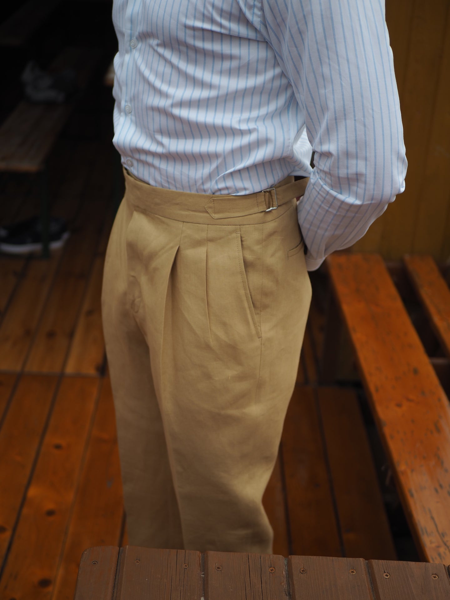 Warm sand Linen trousers cut with side adjusters and high waist