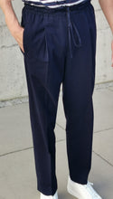 Laden Sie das Bild in den Galerie-Viewer, Men's navy blue Japanese seersucker drawstring trousers with single pleat front