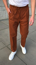 Laden Sie das Bild in den Galerie-Viewer, Men's rust terracotta Japanese seersucker drawstring trousers front view