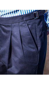 Doppelt plissierte Baumwollhose in dunklem Marineblau