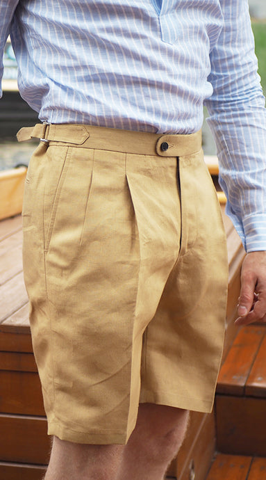Double pleated short trousers with side adjuster and high rise is classic and sartorial shorts for summer outfits.